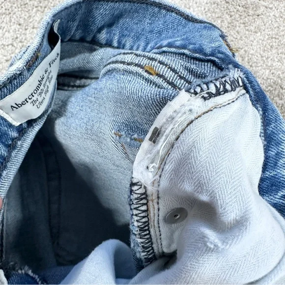 SOLD | Abercrombie & Fitch The ‘90s Straight Ultra High Rise Jeans Criss-Cross - Picture 11 of 15